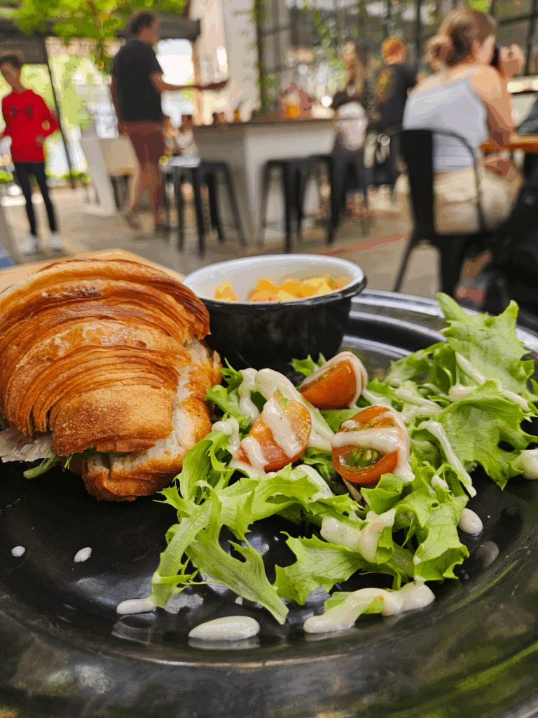 Croissant relleno de pescado con cebolla morada