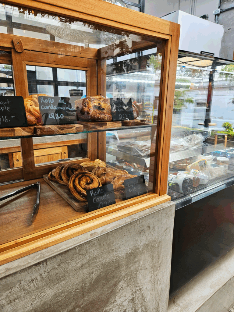 Rollo de canela y cardamomo en mostrador