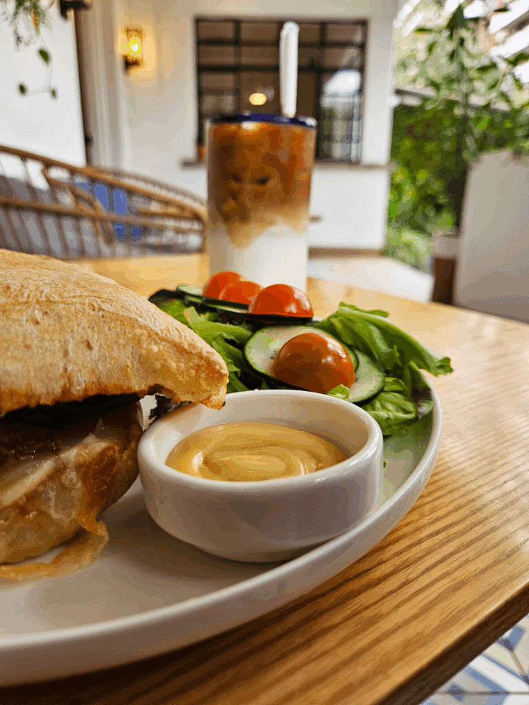 Pan con ensalada