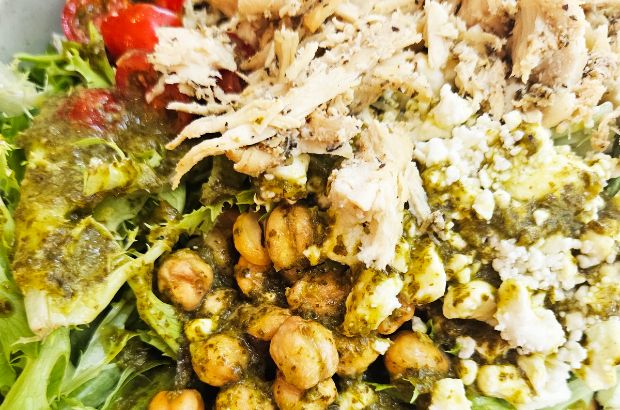 ensalada verde con garbanzos, tomates y aderezo